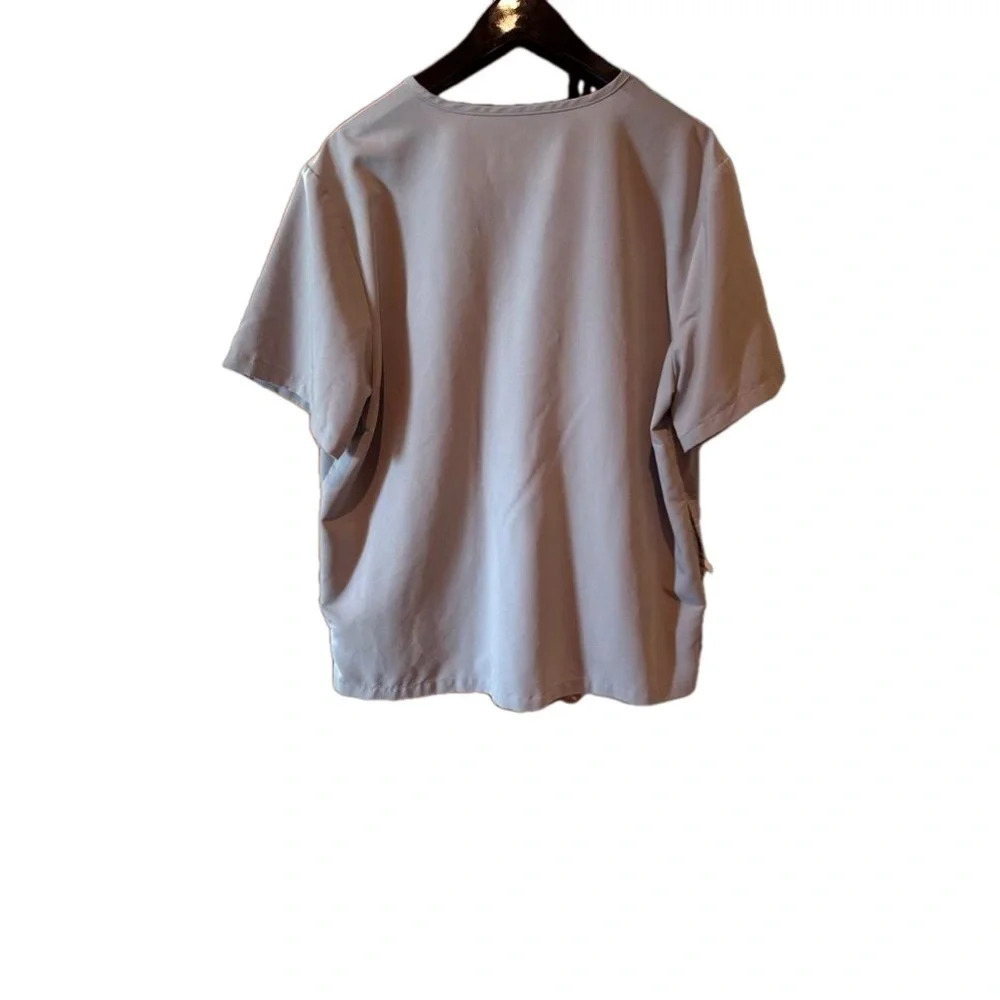 Figs 3 Pocket Scrub Top - Picture 2 of 3